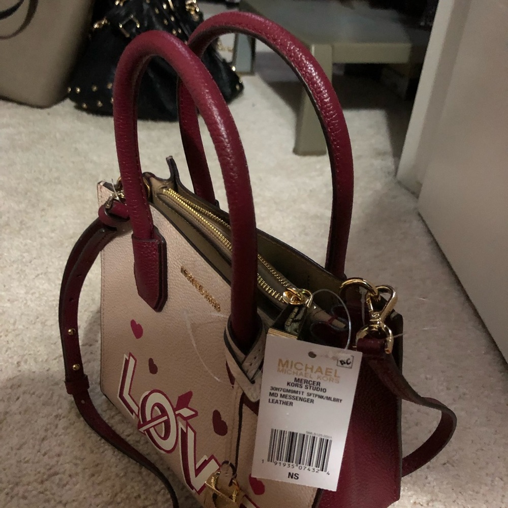 Brand New Michael Kors small purse. Has 3 sections